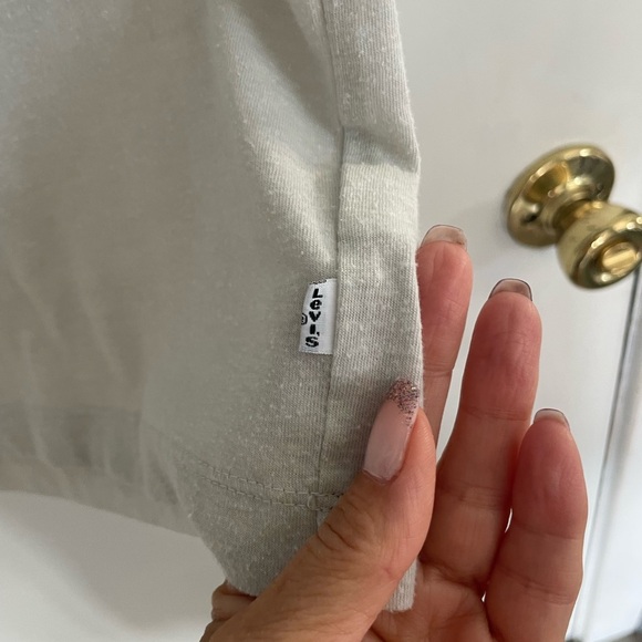 Men’s Levi's Two-Tone Gray Raglan Henley Tee in small - Picture 4 of 6